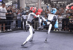 <b>准“一字马”姿势滑跪过线；更绝的是</b>